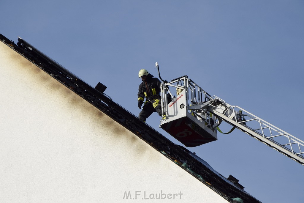 Feuer 2 Dachstuhl Koeln Dellbrueck Von der Leyen Str P162.JPG - Miklos Laubert